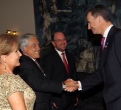 Don Felipe saluda al Presidente de Chile, Sebastián Piñera y a su esposa, a su llegada al Palacio de la Moneda para asistir a la cena ofrecida por el 